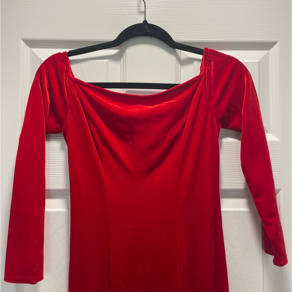 Beautiful Red off-the shoulder velvet dress - Picture 7 of 7